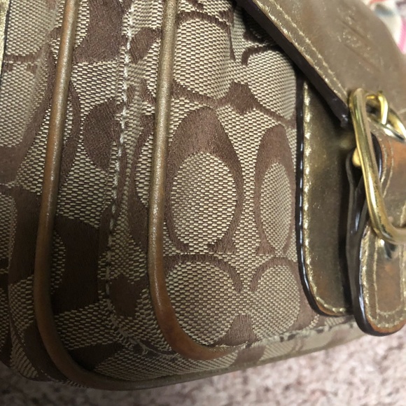 Super cute Gold classic Coach cross body bag - Picture 3 of 7